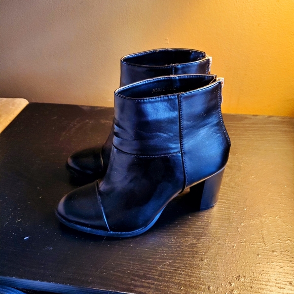 Boots, size 7.5 - Picture 1 of 3